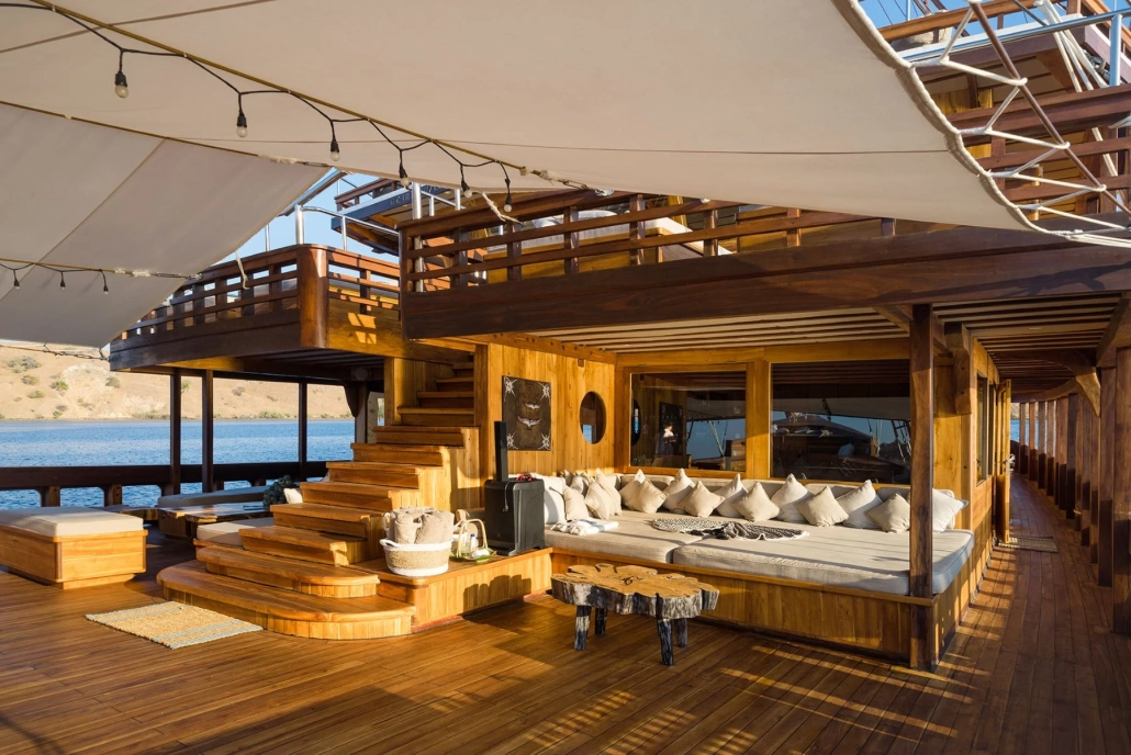 The atmosphere of the main deck aboard Prana by Atzaró